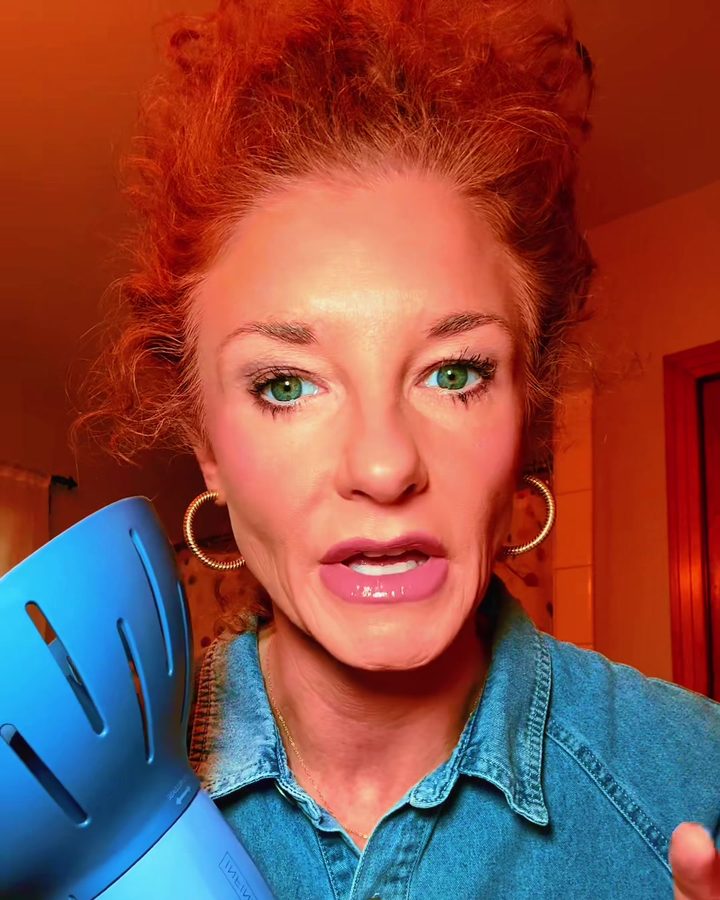 Megg with a diffuser, mid hair tutorial